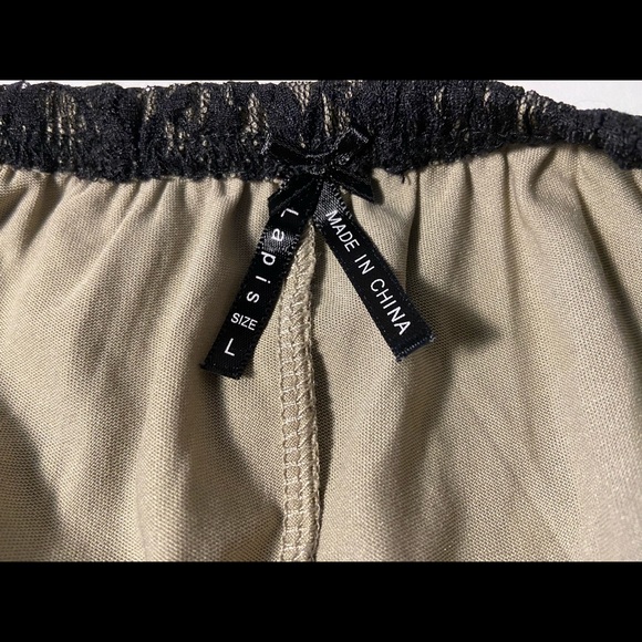 Black Laced skirt - Picture 3 of 3